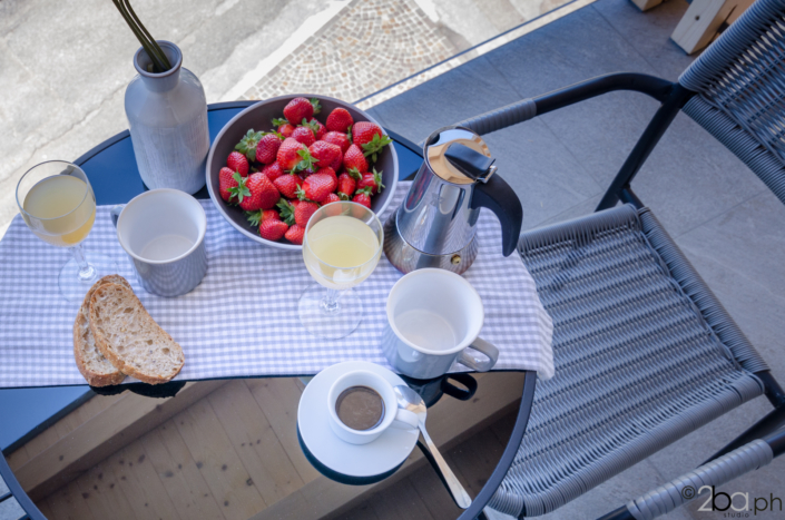 tavolo colazione sul balcone montagna