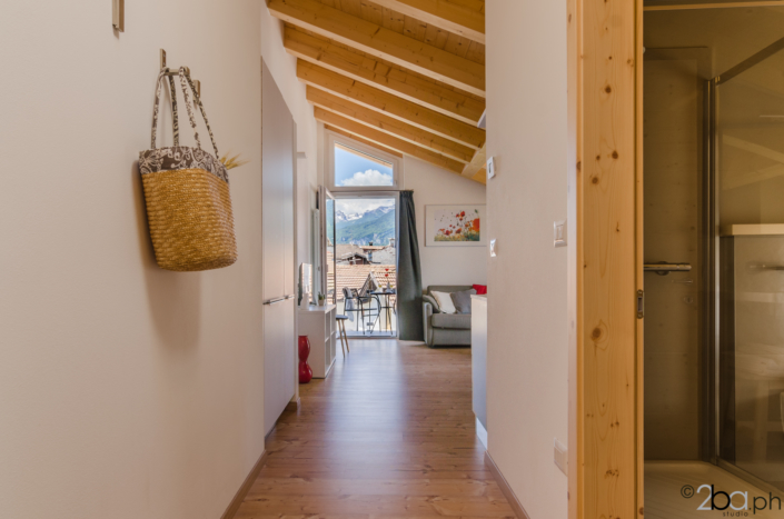 casa di montagna legno mansarda vacanza affitti brevi corridoio